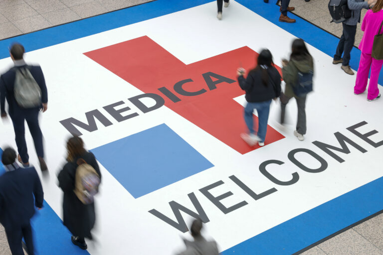 Die international führende Fachmesse für Medizintechnik und Gesundheitswirtschaft, die MEDICA, findet jährlich Mitte November in den Düsseldorfer Messehallen statt – ergänzt um viele digitale Services und Berichterstattung. Das internationale Healthcare-Fachpublikum kann sich über das gesamte Spektrum an Innovationen für den ambulanten und stationären Gesundheitsbereich informieren. Die fünf Erlebniswelten in der Fachmesse umfassen: Labortechnik und Diagnostika, Medizintechnik und Elektromedizin, Bedarfs- und Verbrauchsartikel, Physiotherapie und Orthopädietechnik sowie IT-Systeme und IT-Lösungen. Das Rahmenprogramm der begleitenden Fachforen und Konferenzen nimmt wichtige Trendthemen in den Fokus wie die zunehmende Vernetzung in der Healthcare-Versorgung, Anwendungen auf Basis Künstlicher Intelligenz oder auch Robotik und unterstützende Systeme im medizinischen Einsatz. Informationen online: https://www.medica.de. | MEDICA, one of the world's leading trade fairs for medical technology and the healthcare industry, takes place every year in mid-November at the Düsseldorf Exhibition Centre – and is complemented by a wide range of digital services and reporting. The international healthcare trade public can find out about the entire spectrum of innovations for the outpatient and inpatient healthcare sector. The five spheres at the trade fair include: Laboratory Technology and Diagnostics, Medical Technology and Electromedicine, Consumer Goods and Consumables, Physiotherapy and Orthopaedic Technology as well as IT Systems and IT Solutions. The supporting programme of accompanying specialist forums and conferences will focus on important trend topics such as increasing connectivity in healthcare provision, applications based on artificial intelligence or robotics and supporting systems in medical use.  Information online: http://www.medica-tradefair.com.