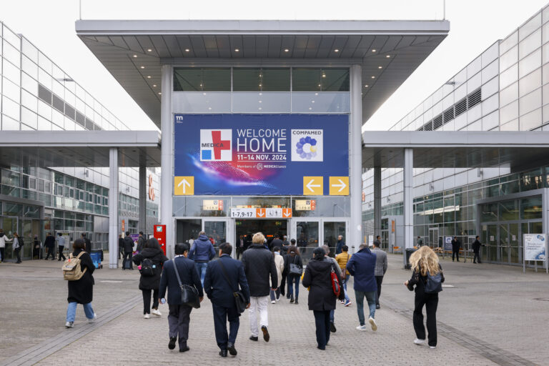 Die international führende Fachmesse für Medizintechnik und Gesundheitswirtschaft, die MEDICA, findet jährlich Mitte November in den Düsseldorfer Messehallen statt – ergänzt um viele digitale Services und Berichterstattung. Das internationale Healthcare-Fachpublikum kann sich über das gesamte Spektrum an Innovationen für den ambulanten und stationären Gesundheitsbereich informieren. Die fünf Erlebniswelten in der Fachmesse umfassen: Labortechnik und Diagnostika, Medizintechnik und Elektromedizin, Bedarfs- und Verbrauchsartikel, Physiotherapie und Orthopädietechnik sowie IT-Systeme und IT-Lösungen. Das Rahmenprogramm der begleitenden Fachforen und Konferenzen nimmt wichtige Trendthemen in den Fokus wie die zunehmende Vernetzung in der Healthcare-Versorgung, Anwendungen auf Basis Künstlicher Intelligenz oder auch Robotik und unterstützende Systeme im medizinischen Einsatz. Informationen online: https://www.medica.de. | MEDICA, one of the world's leading trade fairs for medical technology and the healthcare industry, takes place every year in mid-November at the Düsseldorf Exhibition Centre – and is complemented by a wide range of digital services and reporting. The international healthcare trade public can find out about the entire spectrum of innovations for the outpatient and inpatient healthcare sector. The five spheres at the trade fair include: Laboratory Technology and Diagnostics, Medical Technology and Electromedicine, Consumer Goods and Consumables, Physiotherapy and Orthopaedic Technology as well as IT Systems and IT Solutions. The supporting programme of accompanying specialist forums and conferences will focus on important trend topics such as increasing connectivity in healthcare provision, applications based on artificial intelligence or robotics and supporting systems in medical use.  Information online: http://www.medica-tradefair.com.